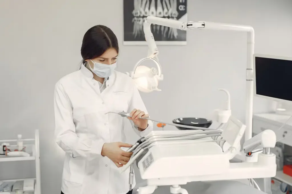 beautiful-dentist-working-dental-clinic_1157-28564-1024x682 Профгигиена