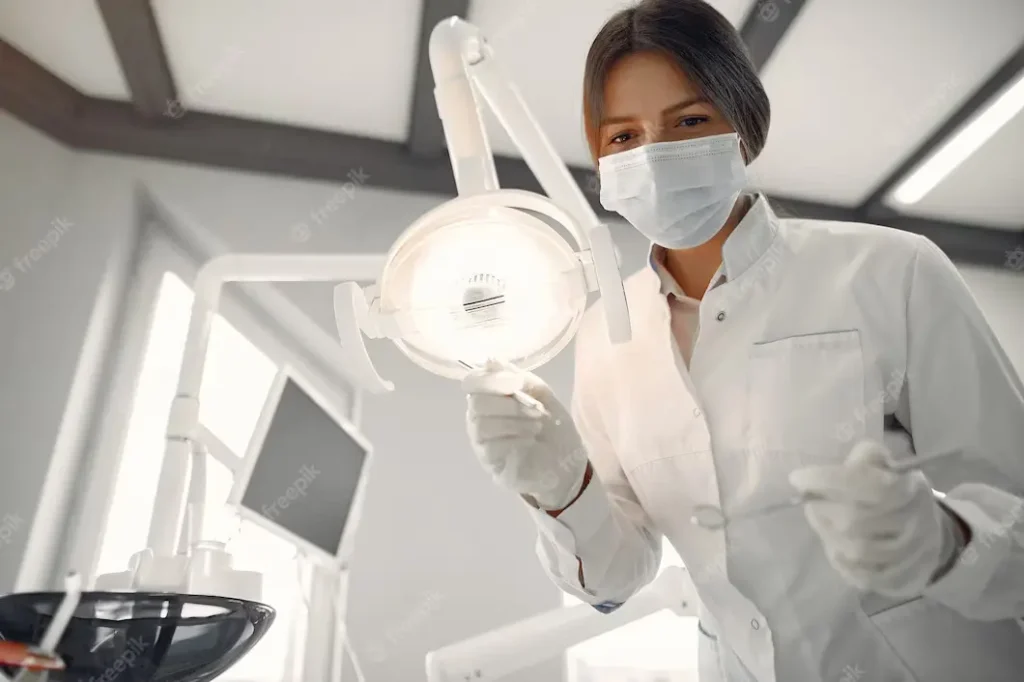 beautiful-dentist-working-dental-clinic_1157-28570-1024x682 Безлигатурные брекеты