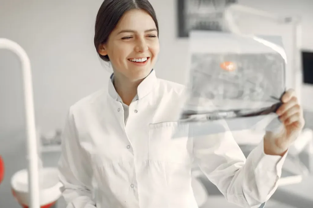 beautiful-dentist-working-dental-clinic_1157-28587-1024x682 Композитные виниры
